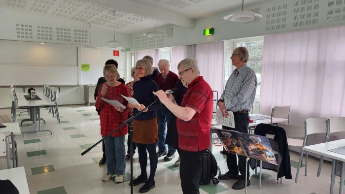 Pörriäiset
Yhteislaulu Suvivirsi
