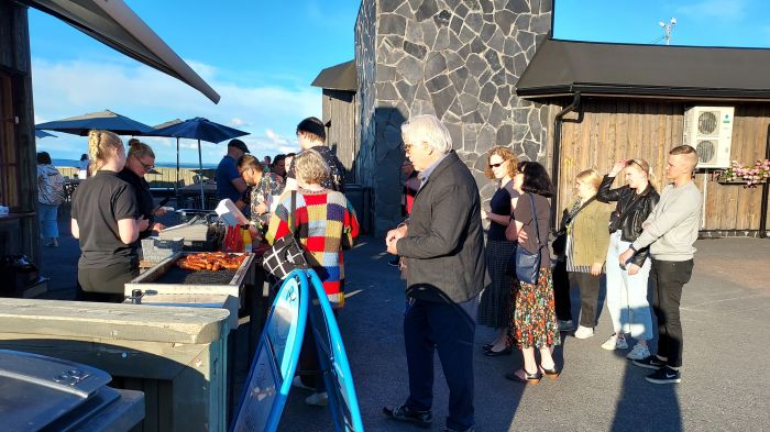 Väliaika ja Kujullekin makkara maistuu
