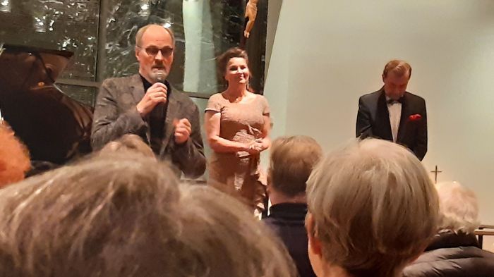 Arja Koriseva ja Hannu Lehtonen
Paalimäki kiitti Joulukonsertti yleisöä osallistumisesta joulutunnelmaan.
