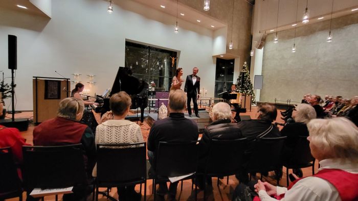 Esiintyjät
Arja Koriseva, joululaulut. Hannu Lehtonen, joululaulut ja saksofoni. Minna Lintukangas, piano. Jarno Kuusisto, harmonikka.
