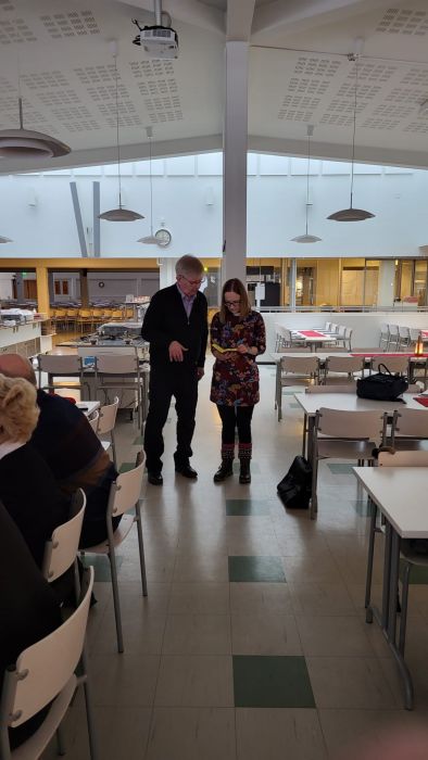 Puheenjohtaja Pekka Niemi toivottaa vierailija seurakuntapastori Marja Rämäsen tervetulleeksi kokoukseen
