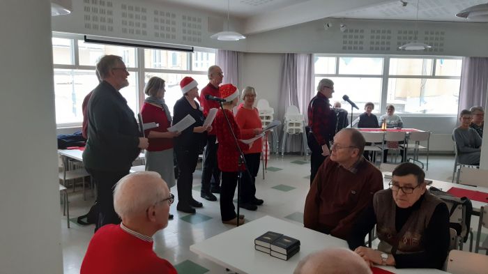 Pörriäiset 
Lauloivat Joululauluja ja lopuksi laulettiin yhdessä.
