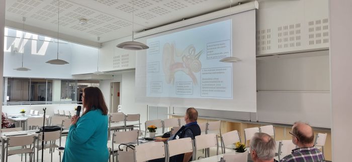 Margit Hassisen alustus korvan kuuloalueista.
