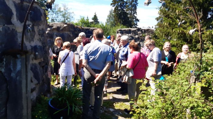 Tertin kartanon navetan raunion ihailua
