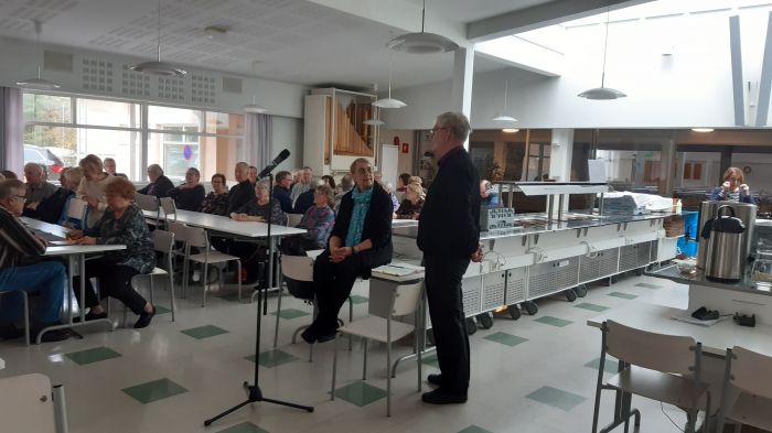 Pirkko Lahti ja Pekka Niemi
Keskustelu kokouksen aiheesta Muisti ja Mieli
