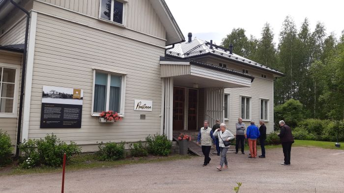 Ensimmäinen pysähdys
Kahvila Ruustinna, entinen Tarvaalan Pappila
