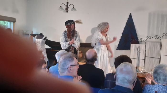 La Kala-ooppera
Piika emäntänä Operistit: isänta Uberto Kari Kyösti silvennoinen, piika Serpina Marie Finne-Bray.
