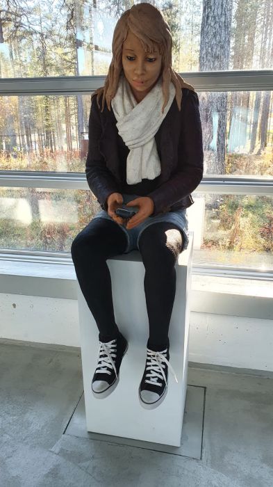 Tyttö ja kännykkä
