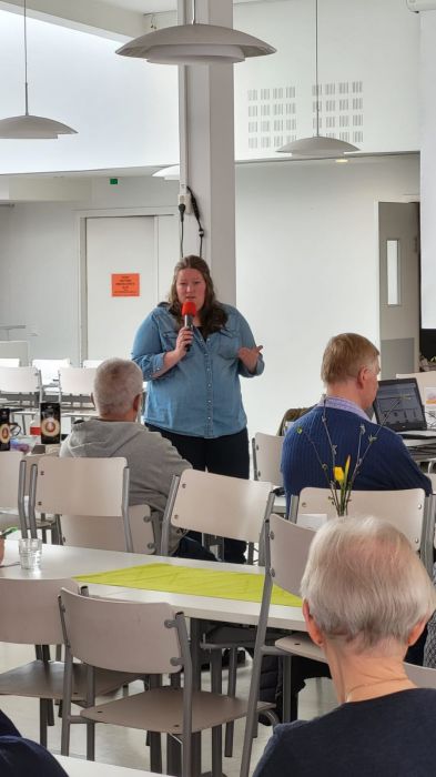 Minna Luoma SPR:ltä opastaa sydäniskurin käytöstä
