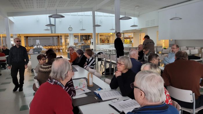 Ennen kokouksen alkua
