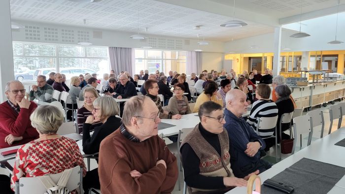 Osanottajat kuuntelivat kiinnostuneena
