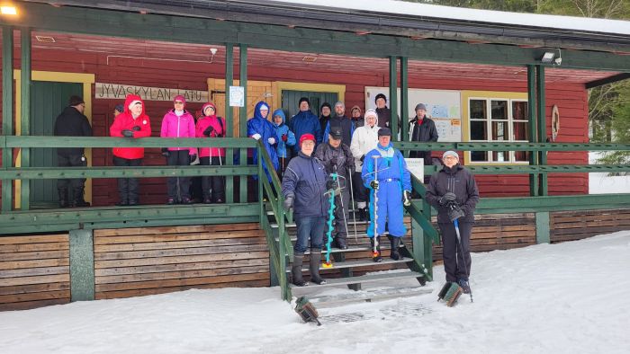 Aamulla kokoonnuttiin majalle ennen harrastuksia.
