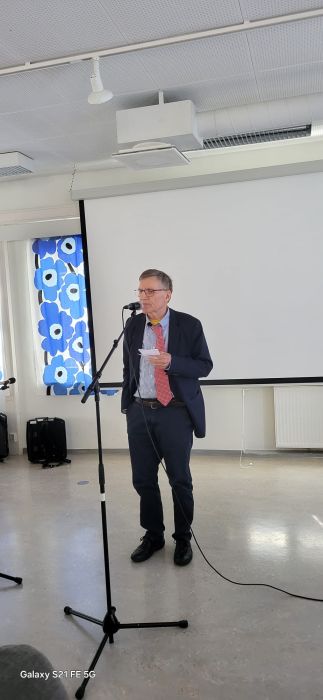 Risto Hautamäki piti juhlapuheen 55 vuotta täyttäneelle Valmetin eläkeläiset ry:n jäsenistölle.
