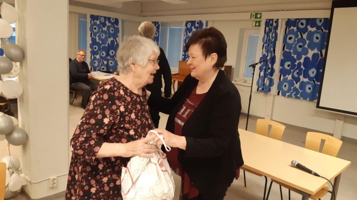 Sirpa Koposta muistettiin pitkästä työstä Valmetin Eläkeläisten hyväksi
