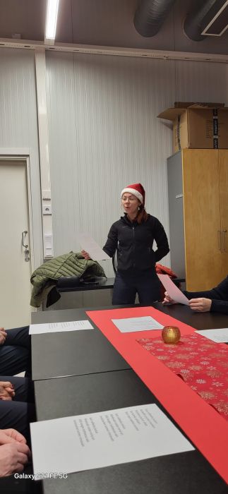 Jumpan ohjaaja Mimmu laulu puuhissa
