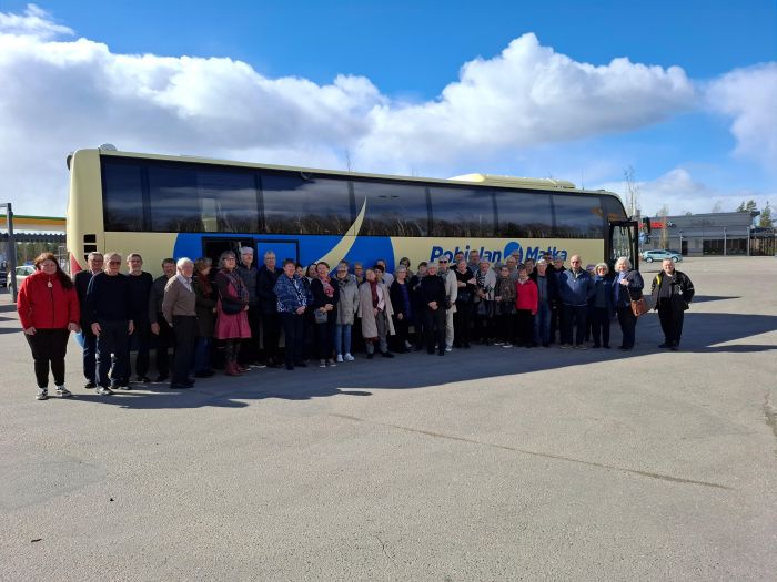 Matkalaiset saapuneet taukopaikalle
