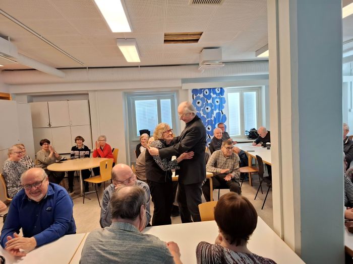 Mikko jakoi ulkoilupäivän kilpailun palkinnot.
