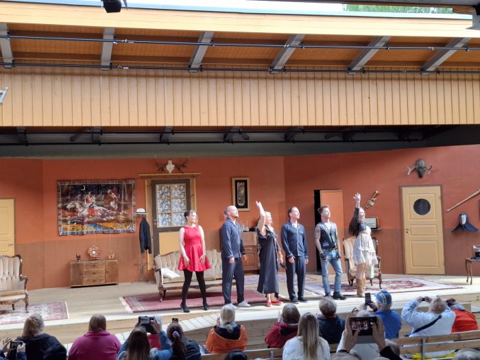 Salkkari näyttelijät kiittää.
