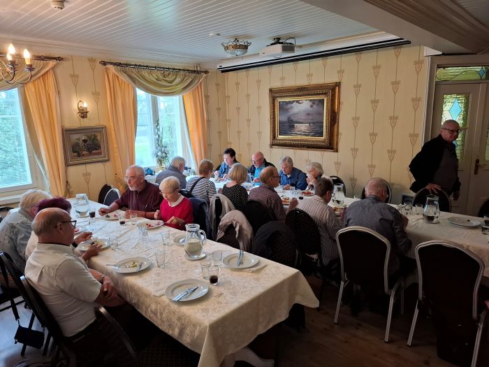 Ruokailu Vaihmalan hovissa
