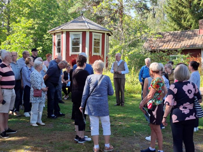 Opas kertoo museon rakennuksista.
