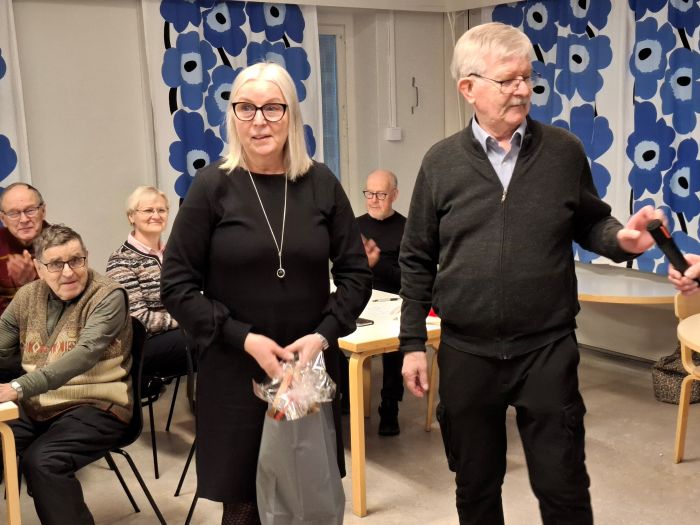 Elise sai kukat kiitoksena hallitustyöstä
