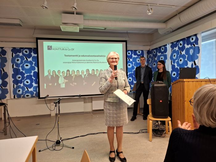 Raili avasi kokouksen
